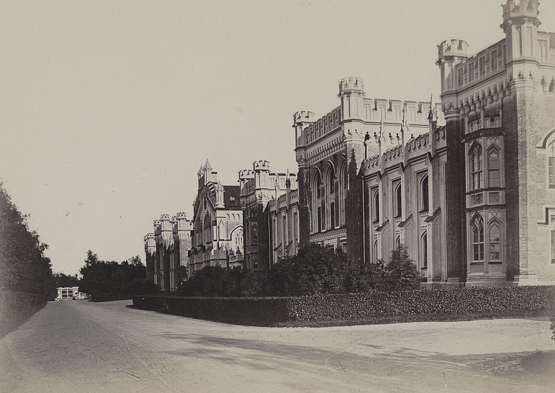 Петергофские конюшни