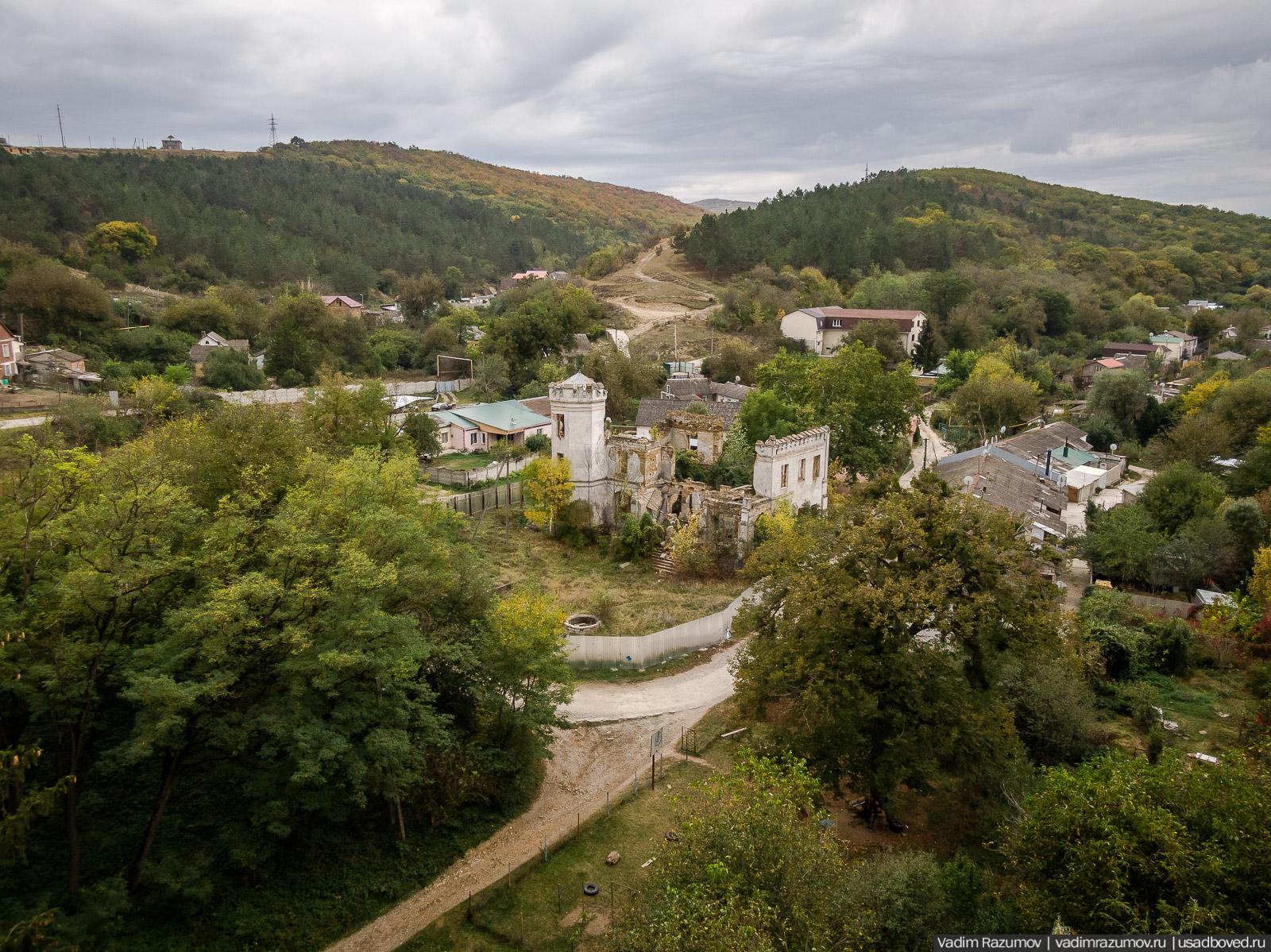 Усадьба Монжене (Замок Монжене или усадьба Кесслера) в селе Пионерское Симферопольского района, Крым