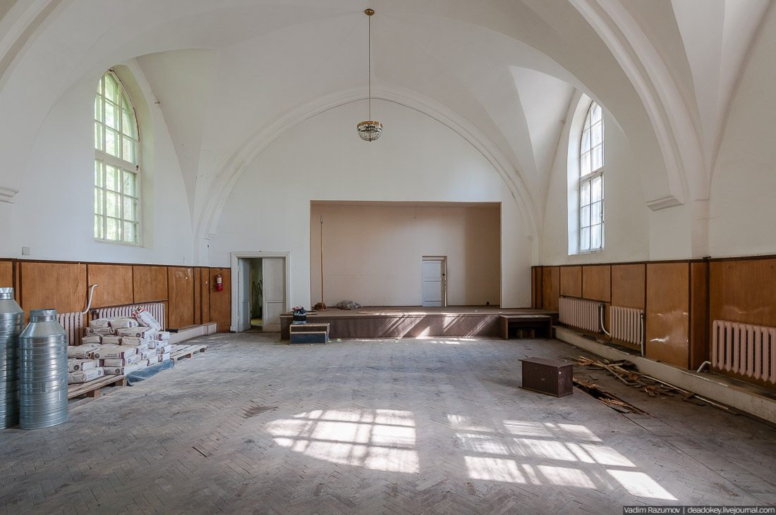 Петергофские конюшни