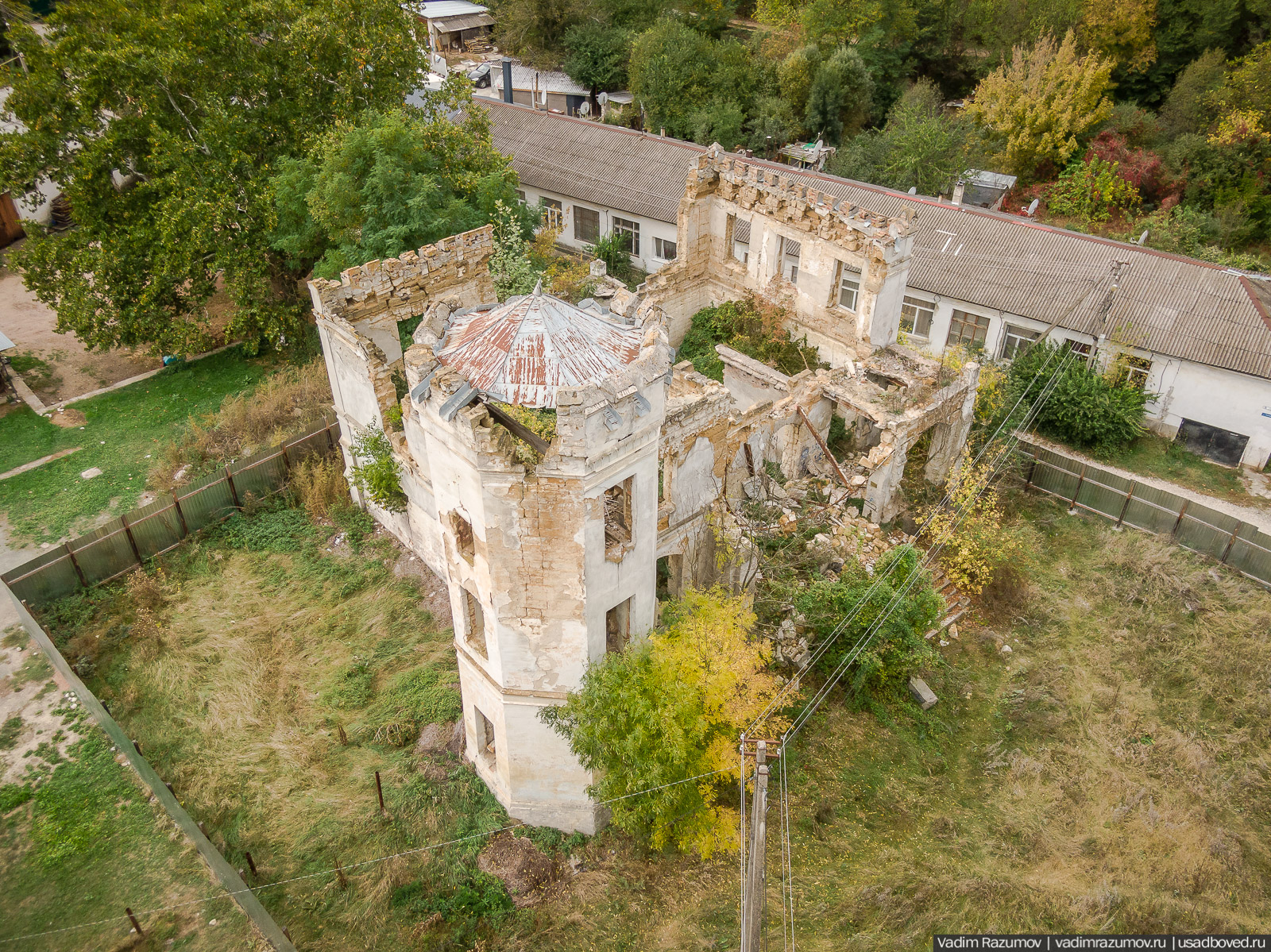 Усадьба Монжене (Замок Монжене или усадьба Кесслера) в селе Пионерское Симферопольского района, Крым