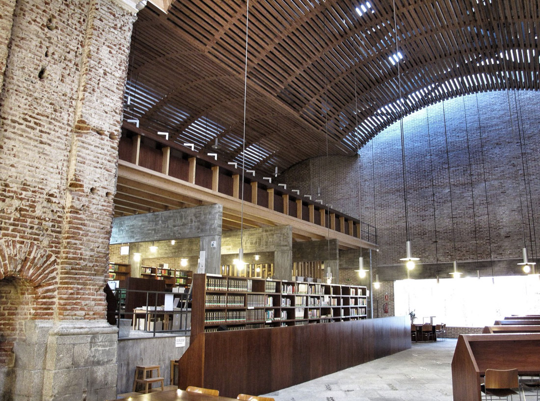 библиотека в бывшем храме, Испания, г. Мадрид, р-н Лавапьес.
