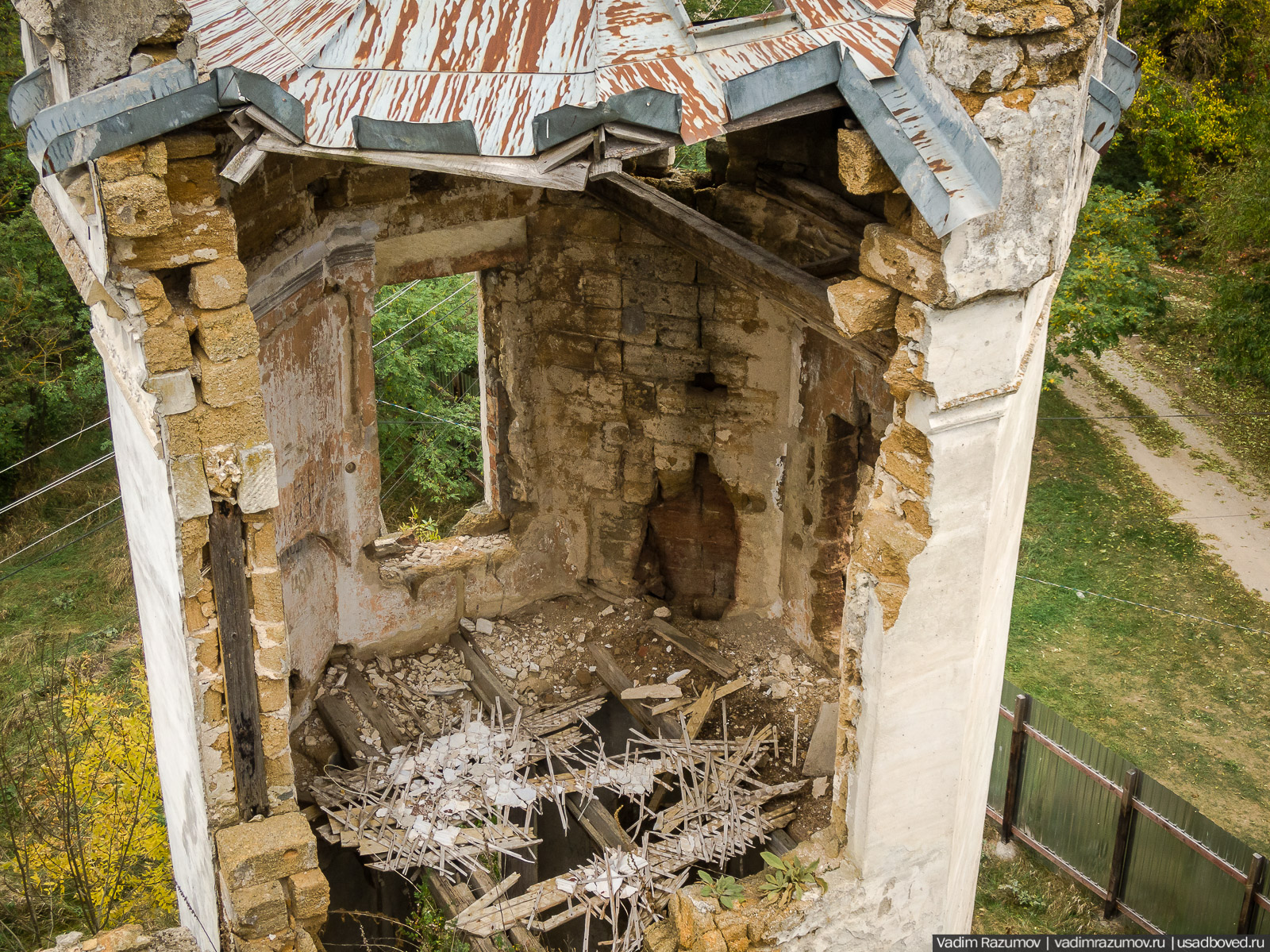Усадьба Монжене (Замок Монжене или усадьба Кесслера) в селе Пионерское Симферопольского района, Крым