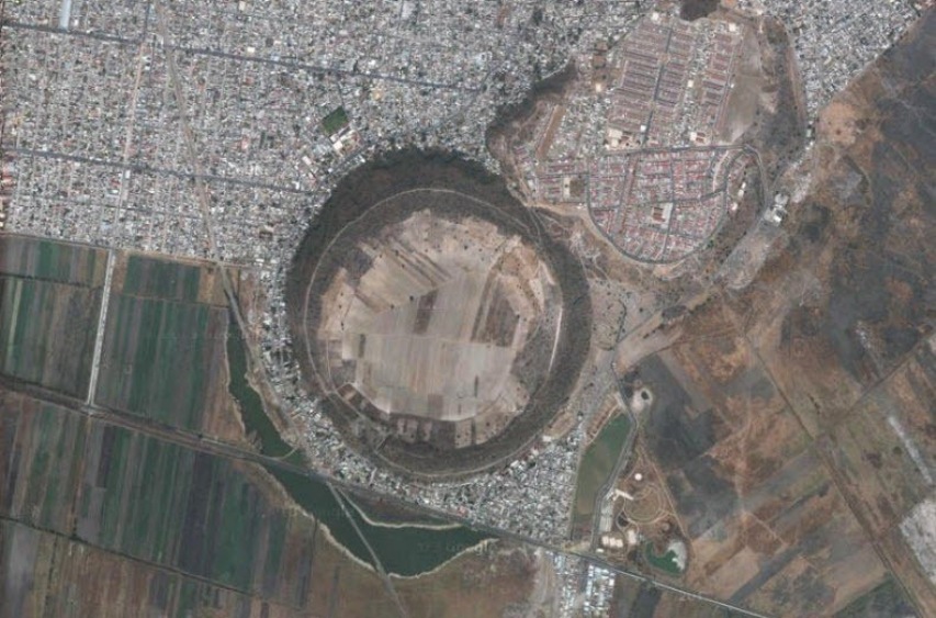 Кратер вулкана Серро-де-Xико в городской черте кратера, озера, Чалко, Мехико, города, Ксико, Мексики, СерродеXико, Кратер, вулкана, является, центра, озеро, после, самом, остатки, района, конце, сегодня, вошел