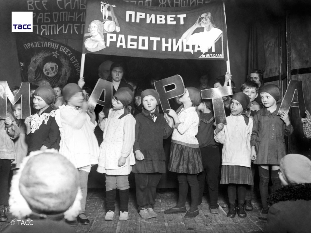 Дети дарят цветы женщинам на 8 марта