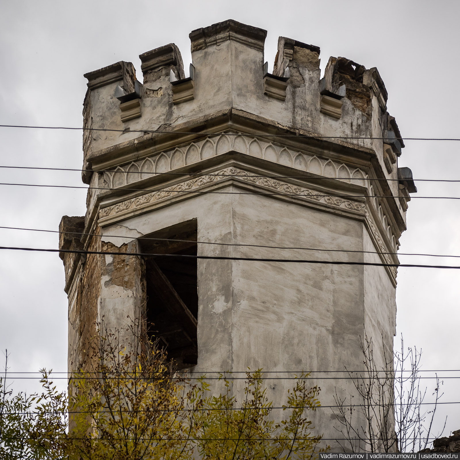 Усадьба Монжене (Замок Монжене или усадьба Кесслера) в селе Пионерское Симферопольского района, Крым