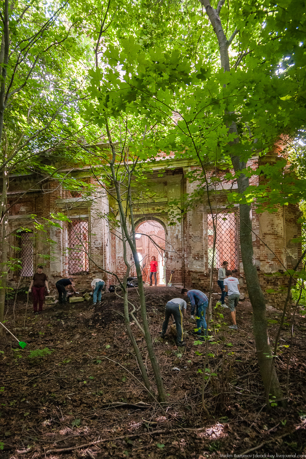 Усадебные волонтеры. Субботник на могиле В.И. Баженова, Старое Глазово, Горки