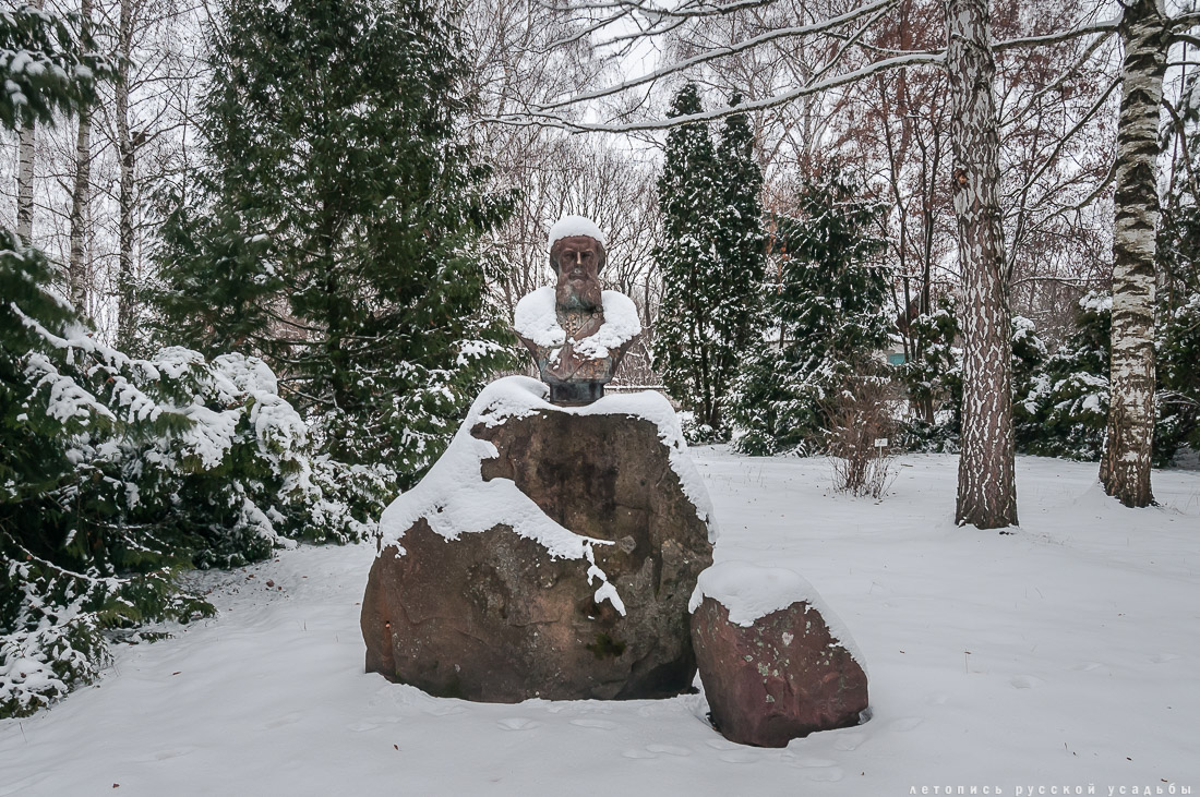 усадьба Рязанка. Памятник Семенову Тян Шанскому.