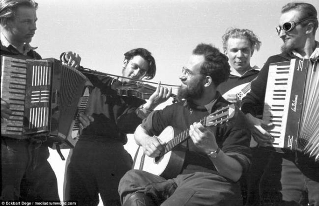 Где нацисты сдались только через 4 месяца после капитуляции? метеостанции, Шпицберген, Хаудеген», время, станции, после, немцев, Шпицбергене, «Операция, никто, пытались, вместе, через, месяца, немцы, метеостанцию, союзников, Тромсё, немецких, Сотрудники