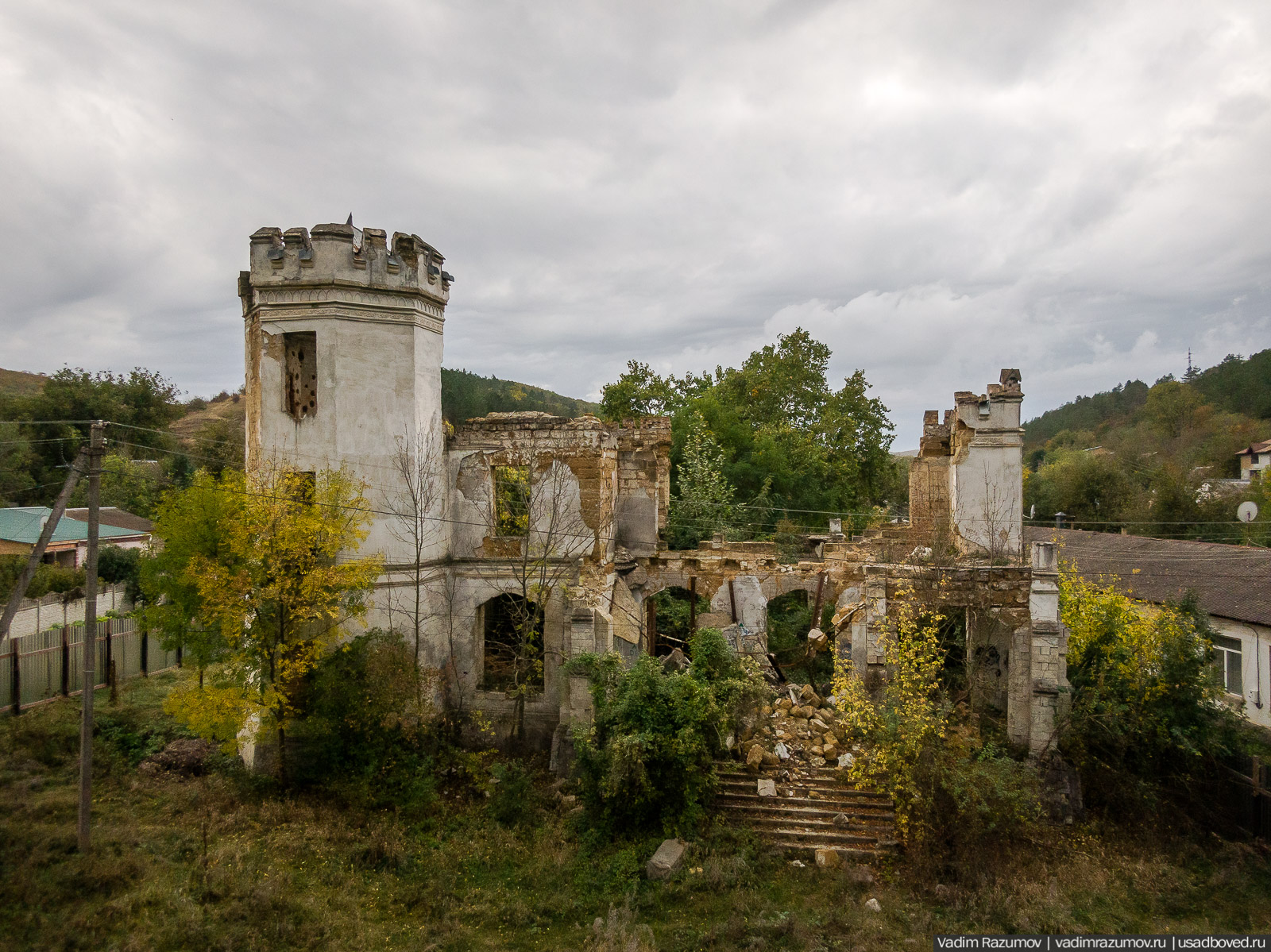 Усадьба Монжене (Замок Монжене или усадьба Кесслера) в селе Пионерское Симферопольского района, Крым