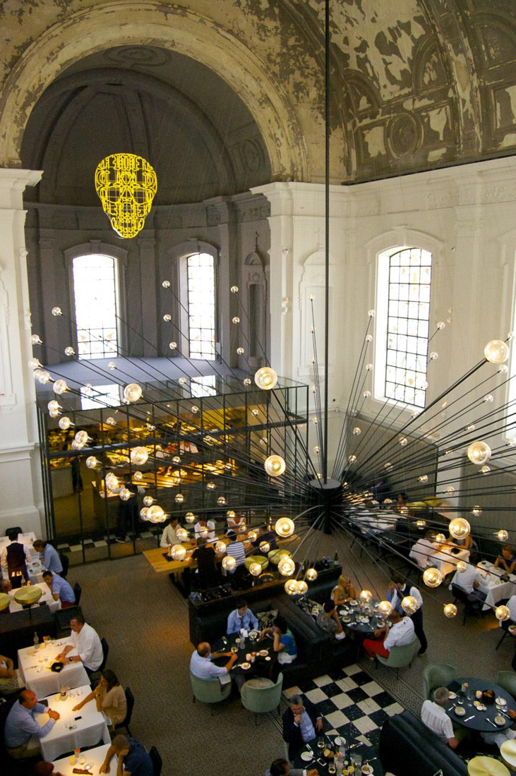 Ресторан The Jane в здании часовни, Бельгия, Антверпен.