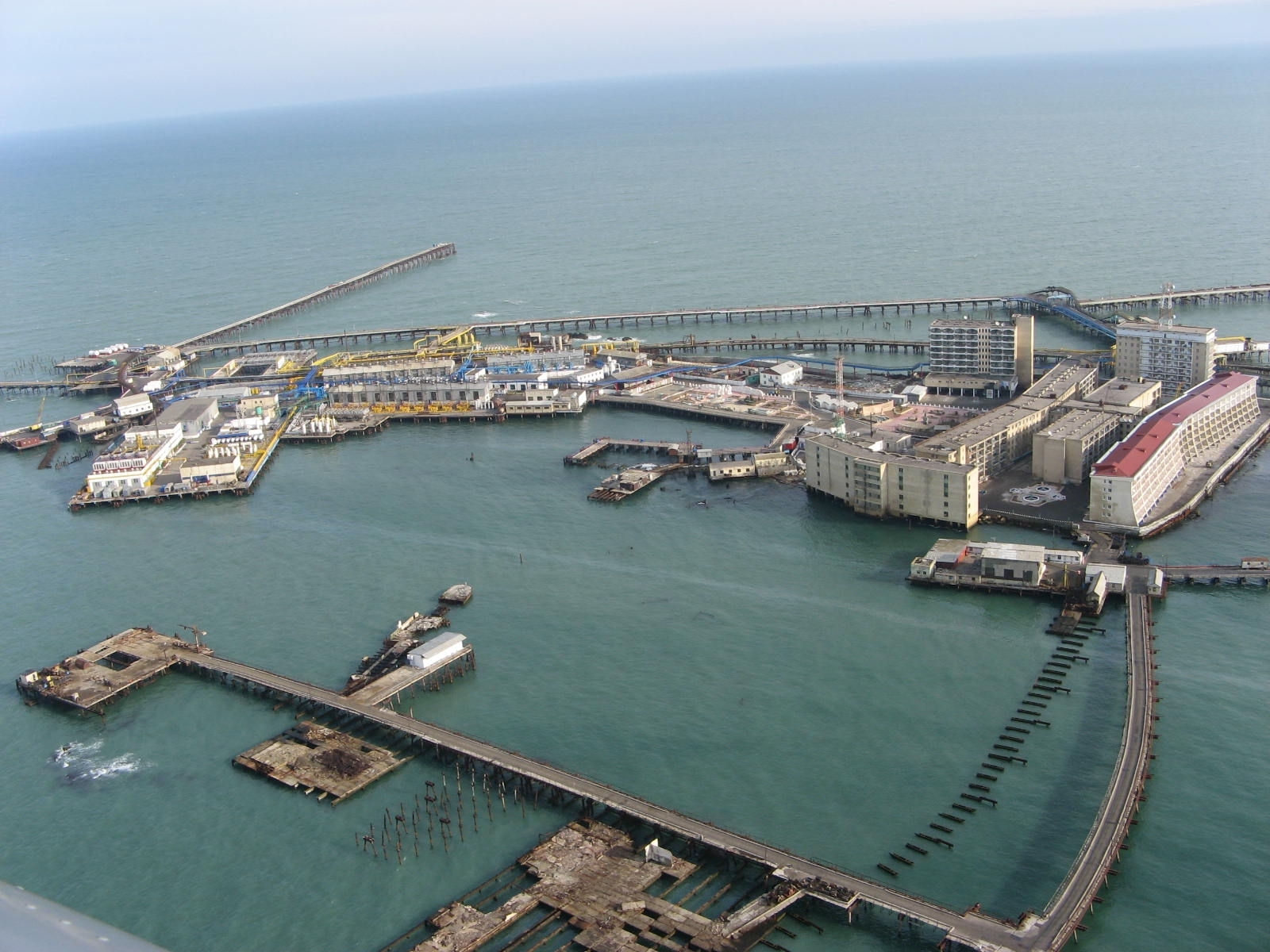 Камушки в море нефти, Камни, Нефтяные, Нефтяных, скважин, Камней, добычи, нефть, бурения, морской, здесь, первой, месторождения, Камнях, морского, Камни», сваях, более, скважины, морских