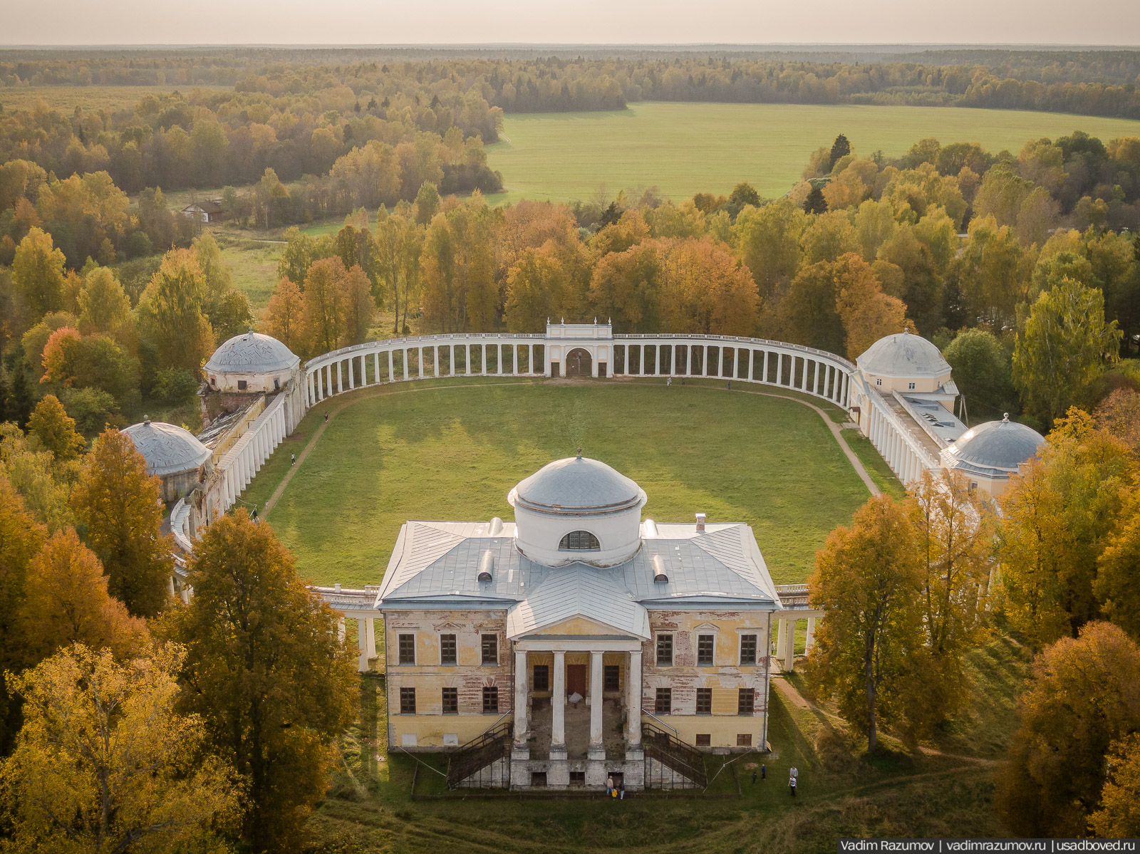 усадьба Знаменское-Раек с дрона, Тверская область, Торжокский район, осень, Летопись русской усадьбы