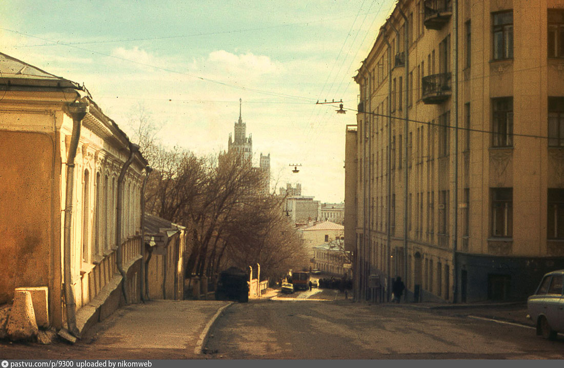 усадьба Городская усадьба К. Б. Науша — Е. П. Пуговкиной (конец XVIII — начало XIX века; начало XX века, архитектор А. В. Красильников), Большой Спасоглинищевский пер., д. 3