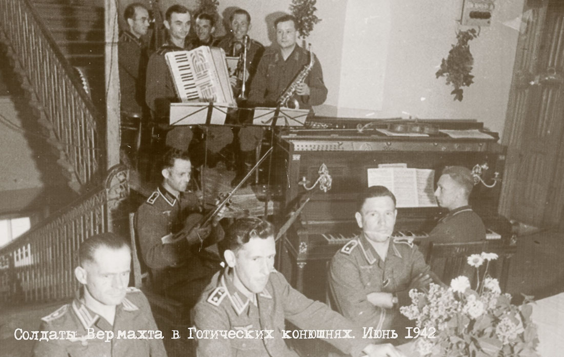 Петергофские конюшни