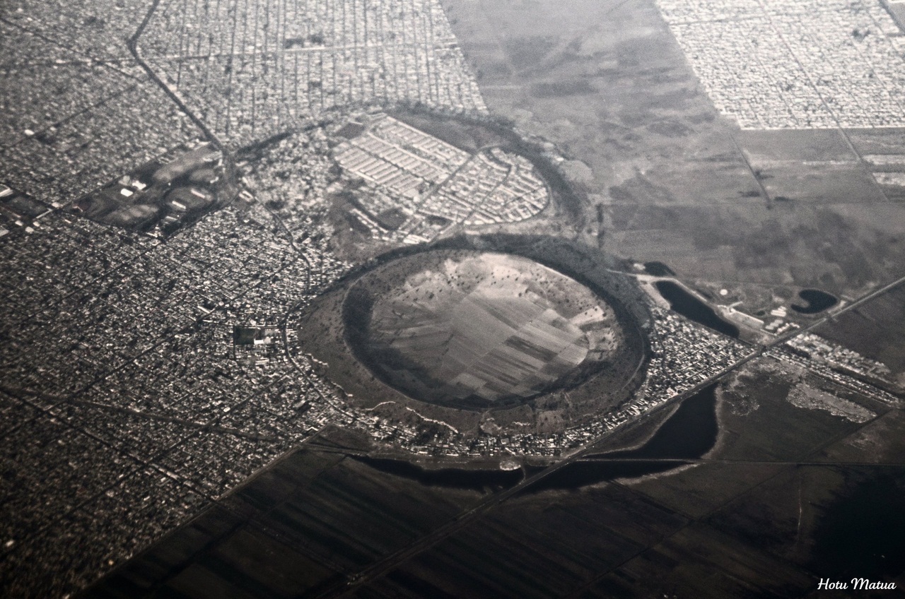 Кратер вулкана Серро-де-Xико в городской черте кратера, озера, Чалко, Мехико, города, Ксико, Мексики, СерродеXико, Кратер, вулкана, является, центра, озеро, после, самом, остатки, района, конце, сегодня, вошел