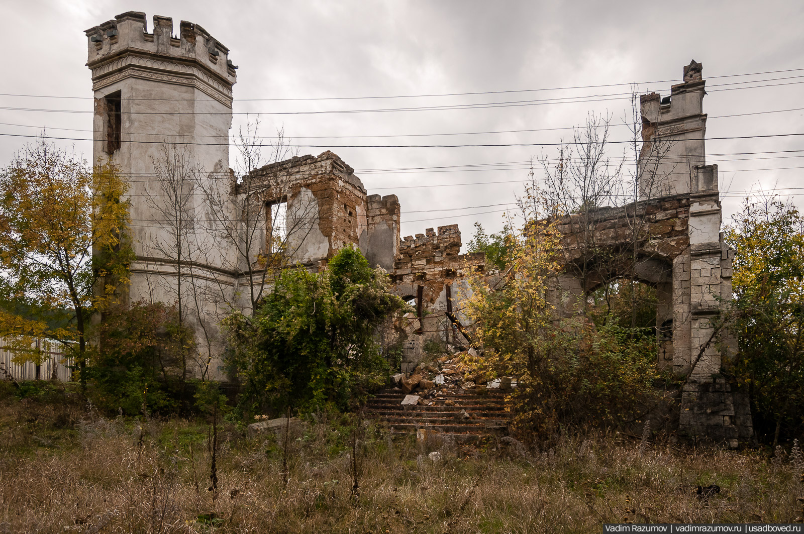 Усадьба Монжене (Замок Монжене или усадьба Кесслера) в селе Пионерское Симферопольского района, Крым