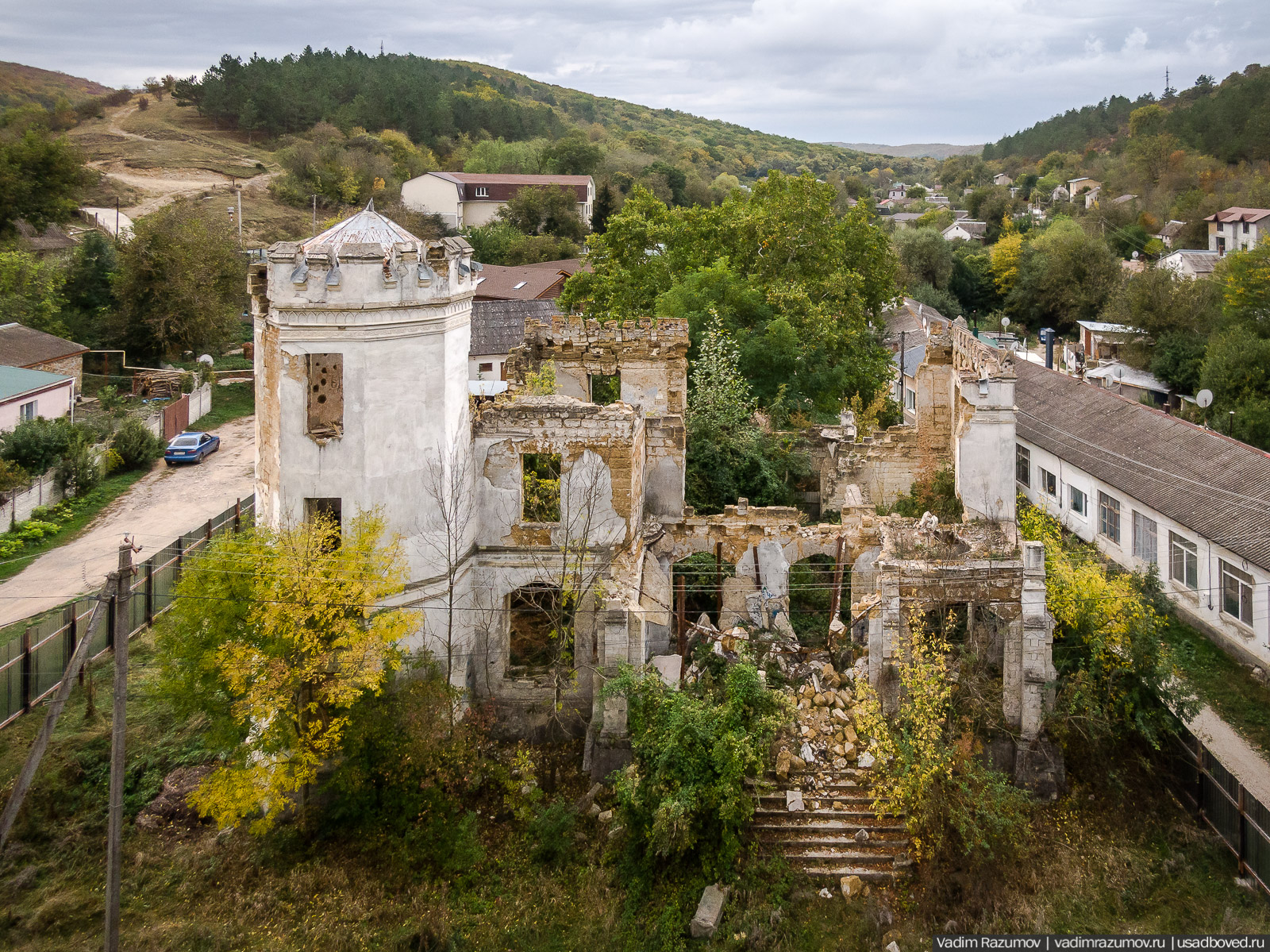 Усадьба Монжене (Замок Монжене или усадьба Кесслера) в селе Пионерское Симферопольского района, Крым