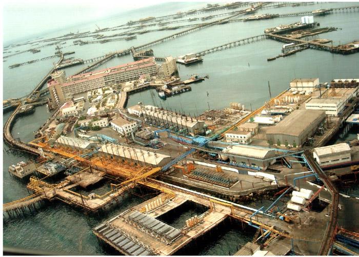 Камушки в море нефти, Камни, Нефтяные, Нефтяных, скважин, Камней, добычи, нефть, бурения, морской, здесь, первой, месторождения, Камнях, морского, Камни», сваях, более, скважины, морских